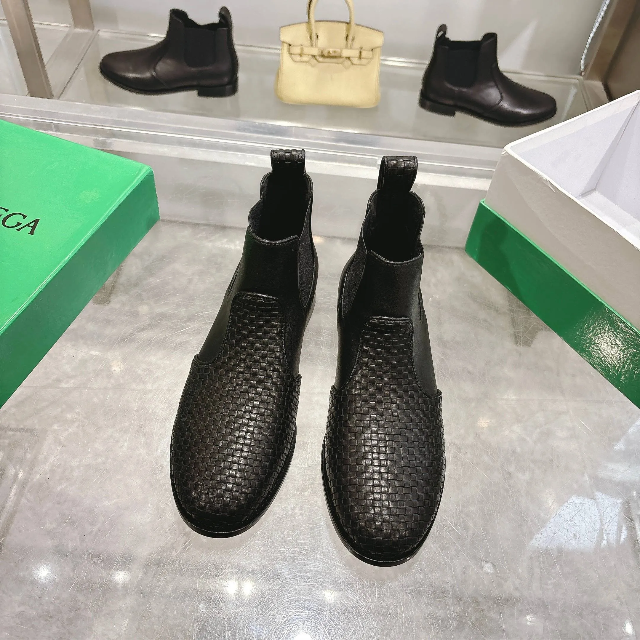 [BV] Top P:980💰Size for couples: Female 35-39 Male 39--44 (Female 40. Male 38.45.46.47 customization is not returnable) [Note‼ ️] Add 💰 to size 46, add 20💰 to size 47, Bottega Veneta 2025 autumn and winter counter synchronized style Bottega Veneta small round toe short boots, high mercerized cow velvet, solid color cow lining! Leather outsole! A one-to-one replica of the original! Fine workmanship! quality assurance!